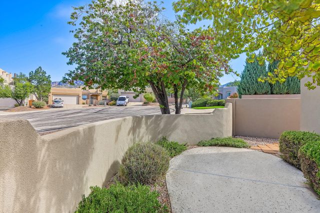 12816 Sandia Ridge Place NE, Albuquerque, NM 87111