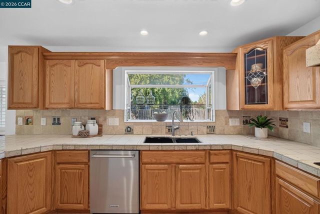 827 Wilmore Ave, Concord, CA 94518
