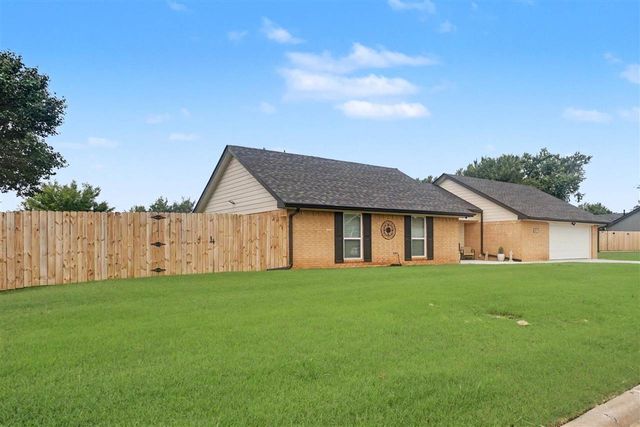 3817 SE Camelot Dr, Lawton, OK 73501