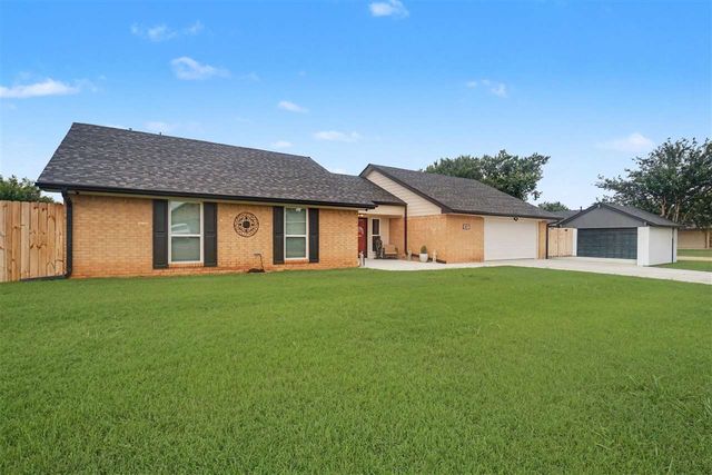3817 SE Camelot Dr, Lawton, OK 73501
