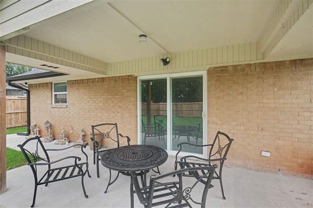 3817 SE Camelot Dr, Lawton, OK 73501