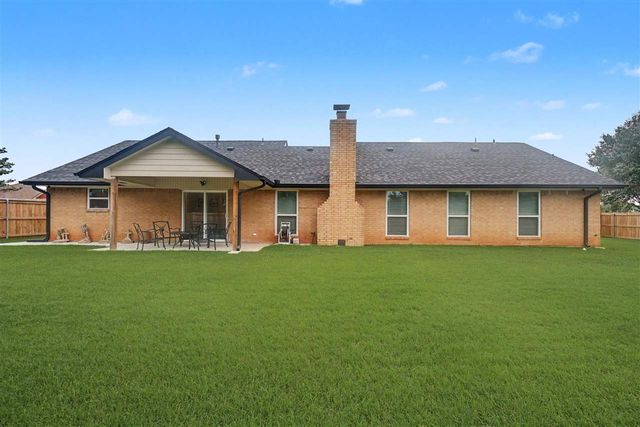 3817 SE Camelot Dr, Lawton, OK 73501
