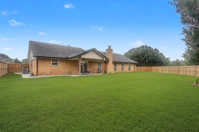 3817 SE Camelot Dr, Lawton, OK 73501