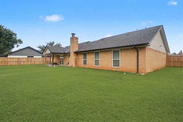 3817 SE Camelot Dr, Lawton, OK 73501