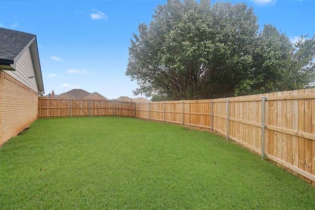 3817 SE Camelot Dr, Lawton, OK 73501