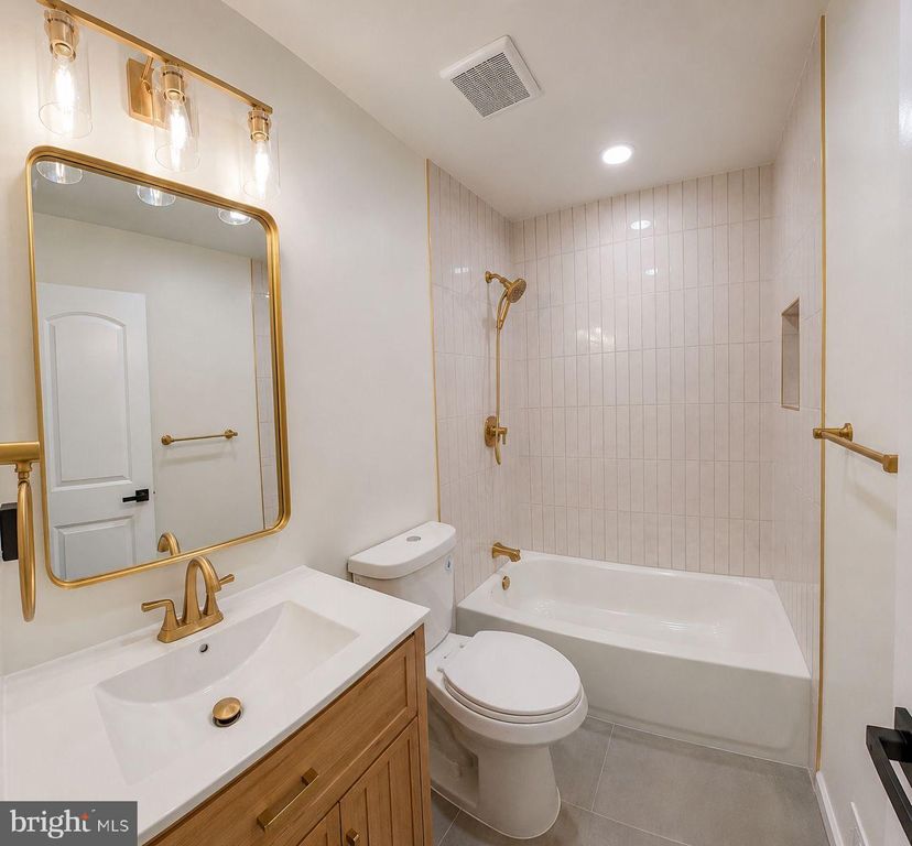 Image 15 of property listing at 15734 MILLBROOK LN #80, Laurel, MD 20707