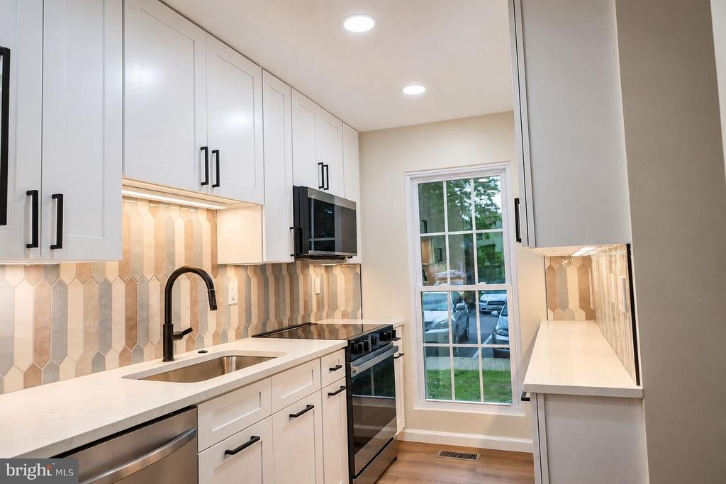 Image 3 of property listing at 15734 MILLBROOK LN #80, Laurel, MD 20707