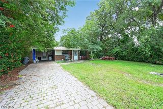 1223 Embassy LN, Naples, FL 34104