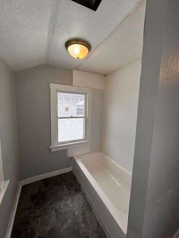 1823 W 6th Street, Davenport, IA 52802