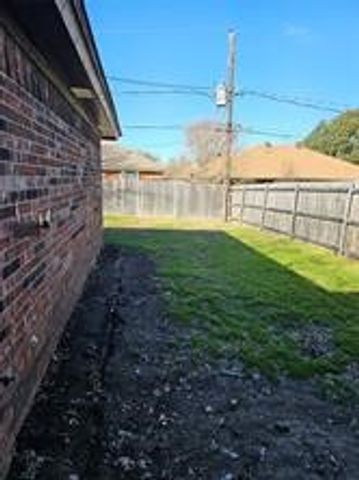 807 Wind Brooke Drive, Arlington, TX 76001