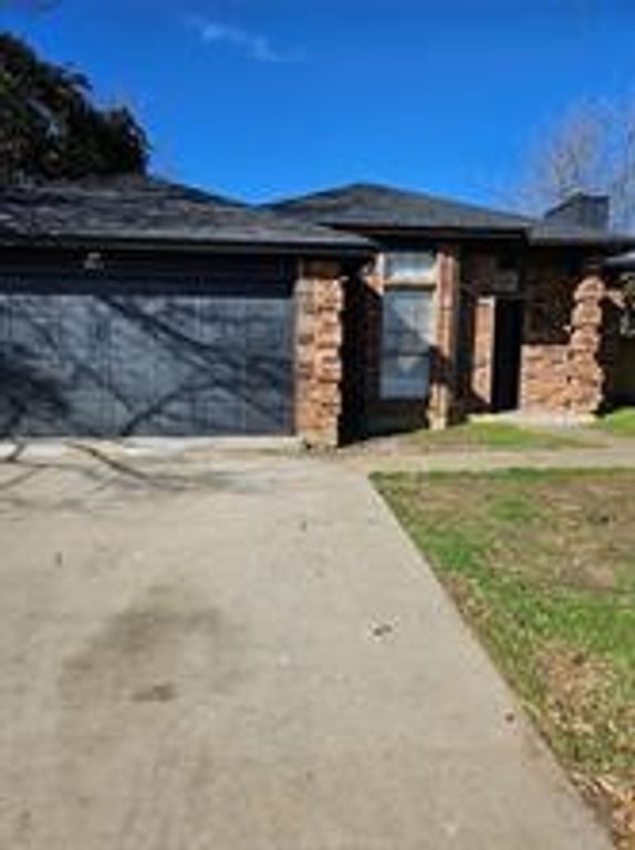 807 Wind Brooke Drive, Arlington, TX 76001