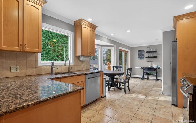 18 Canterbury Lane, Nesconset, NY 11767