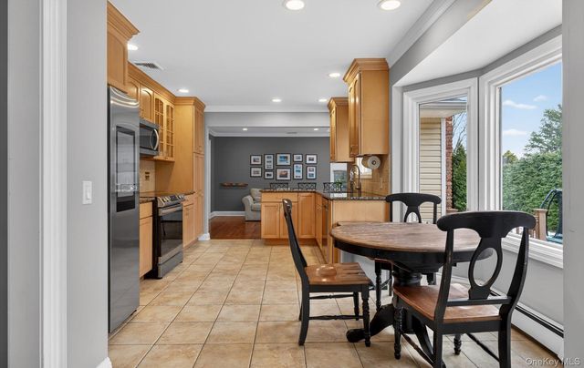 18 Canterbury Lane, Nesconset, NY 11767