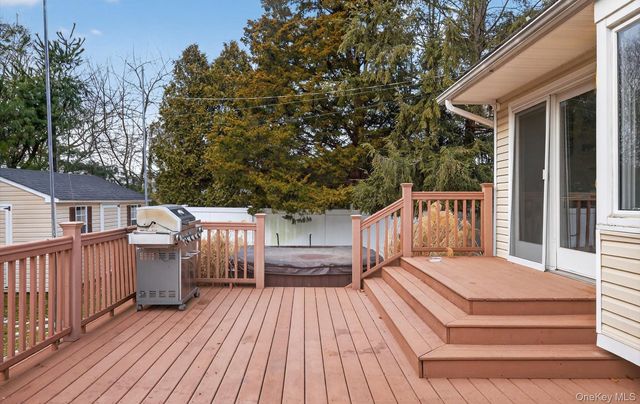 18 Canterbury Lane, Nesconset, NY 11767