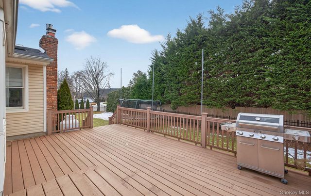 18 Canterbury Lane, Nesconset, NY 11767