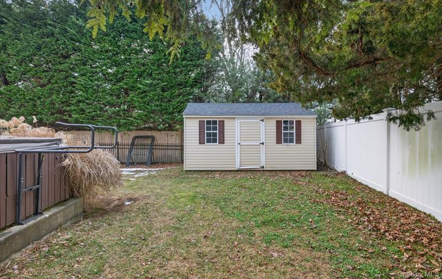 18 Canterbury Lane, Nesconset, NY 11767