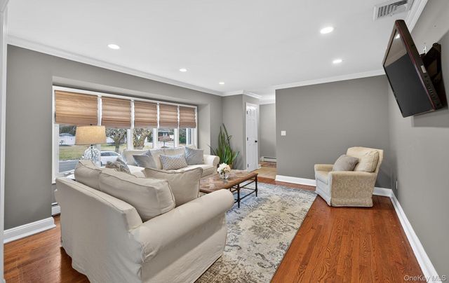 18 Canterbury Lane, Nesconset, NY 11767