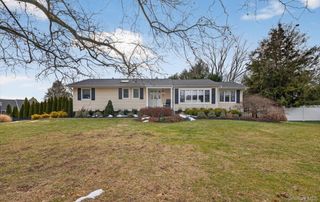18 Canterbury Lane, Nesconset, NY 11767