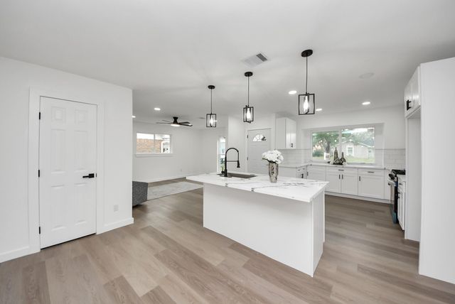 101 Talisman Street, Lake Jackson, TX 77566