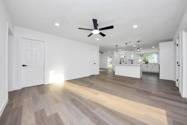 101 Talisman Street, Lake Jackson, TX 77566