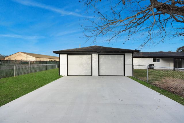 101 Talisman Street, Lake Jackson, TX 77566