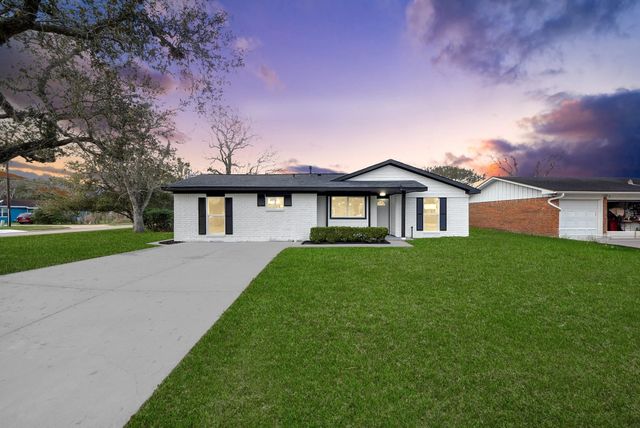 101 Talisman Street, Lake Jackson, TX 77566