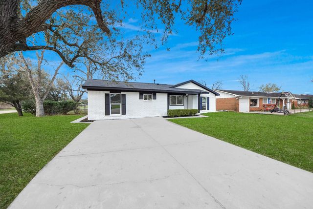 101 Talisman Street, Lake Jackson, TX 77566