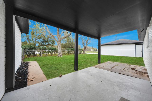 101 Talisman Street, Lake Jackson, TX 77566