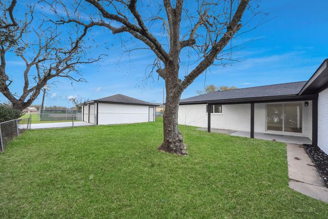 101 Talisman Street, Lake Jackson, TX 77566