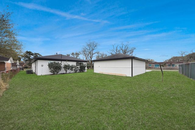 101 Talisman Street, Lake Jackson, TX 77566