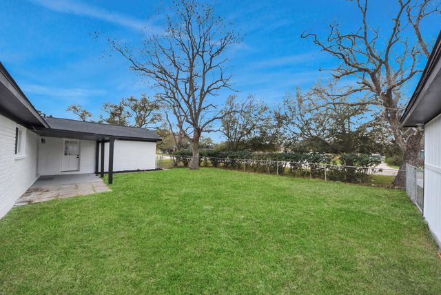 101 Talisman Street, Lake Jackson, TX 77566