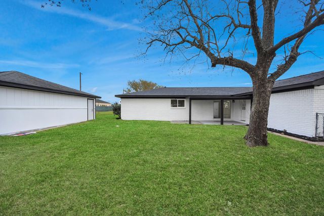 101 Talisman Street, Lake Jackson, TX 77566