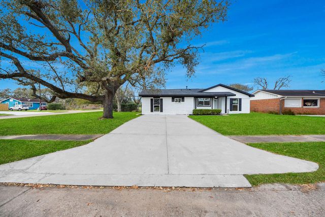 101 Talisman Street, Lake Jackson, TX 77566