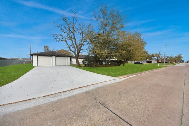 101 Talisman Street, Lake Jackson, TX 77566