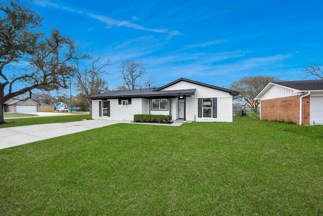 101 Talisman Street, Lake Jackson, TX 77566