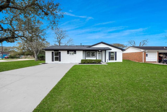 101 Talisman Street, Lake Jackson, TX 77566