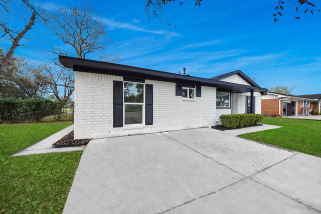 101 Talisman Street, Lake Jackson, TX 77566