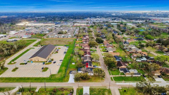 101 Talisman Street, Lake Jackson, TX 77566