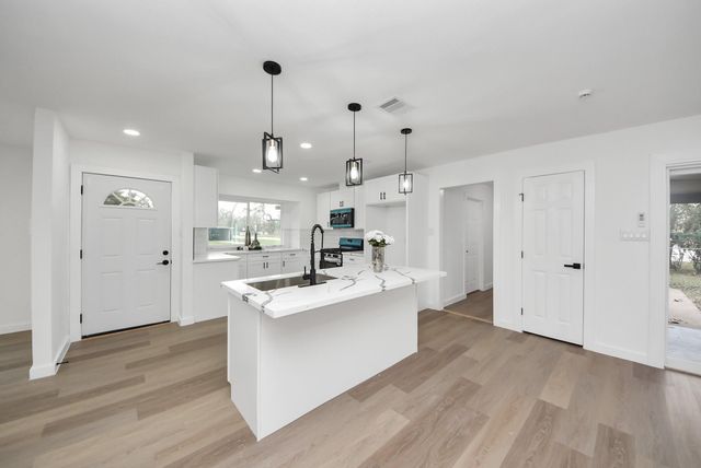 101 Talisman Street, Lake Jackson, TX 77566