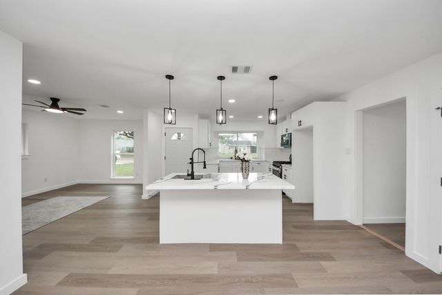 101 Talisman Street, Lake Jackson, TX 77566