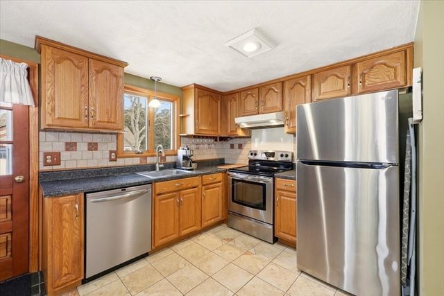 68 Palmer Rd, Plymouth, MA 02360