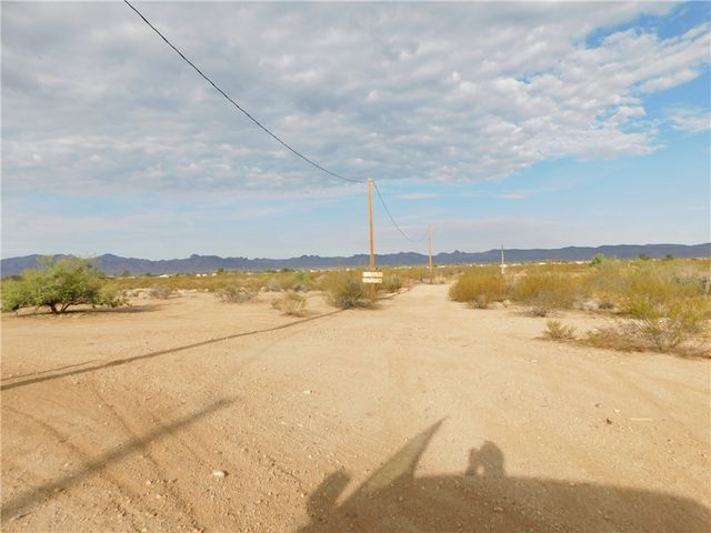 3619 N Araby Road, Golden Valley, AZ 86413