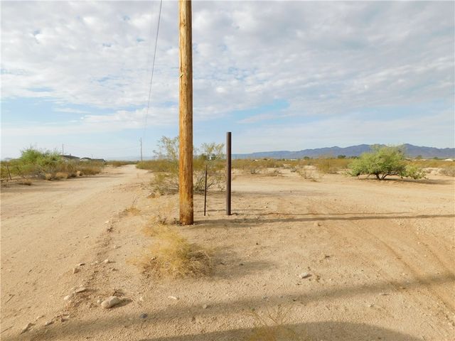 3619 N Araby Road, Golden Valley, AZ 86413