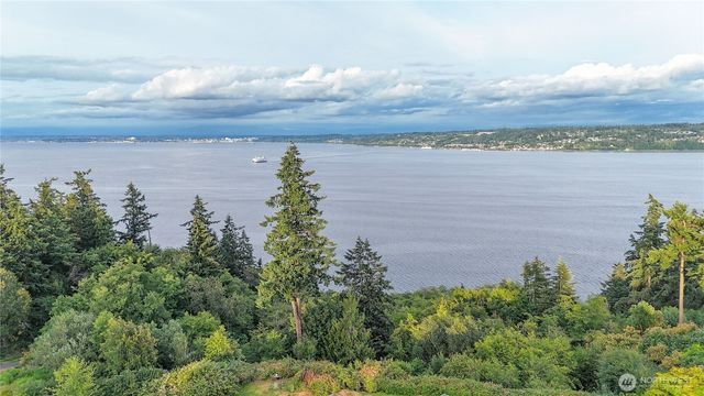7023 Columbia Avenue, Clinton, WA 98236