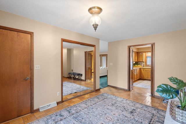 1818 Westminster Circle, Davenport, IA 52807