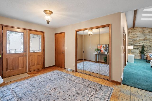 1818 Westminster Circle, Davenport, IA 52807