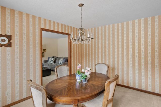 1818 Westminster Circle, Davenport, IA 52807