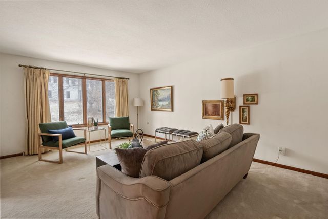 1818 Westminster Circle, Davenport, IA 52807