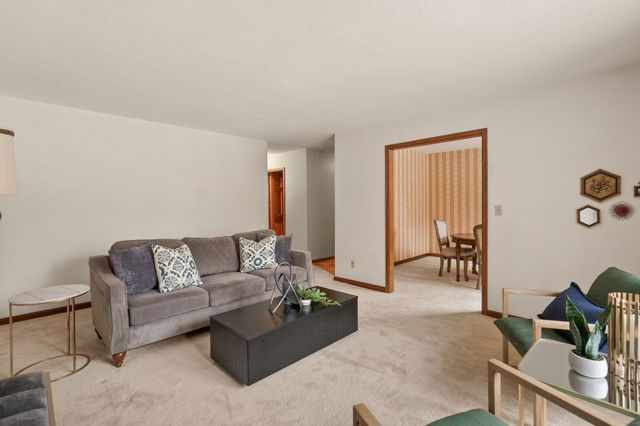 1818 Westminster Circle, Davenport, IA 52807