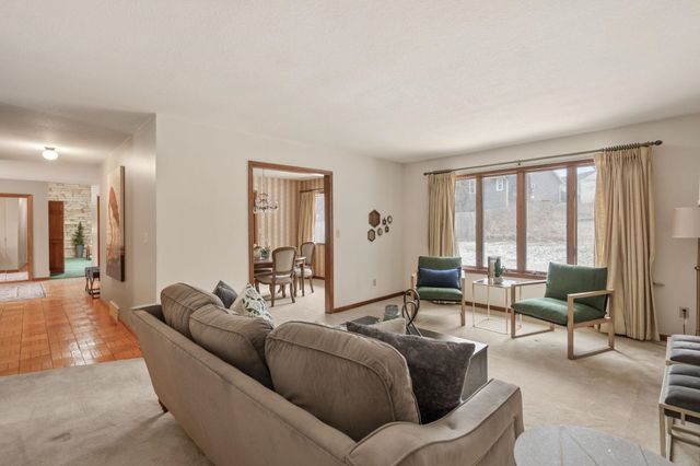 1818 Westminster Circle, Davenport, IA 52807